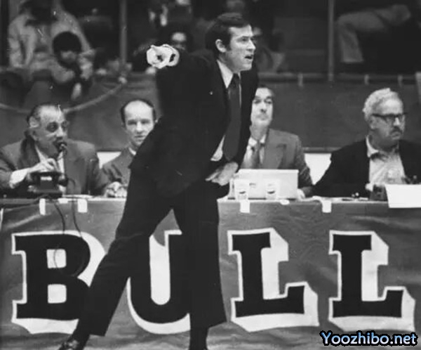 1970-71赛季，迪克-莫塔如何引领芝加哥<a href=/halkan/lanqiuzhibo/bulls/ target=_blank class=infotextkey>公牛</a>队逆袭，揽获最佳教练殊荣
